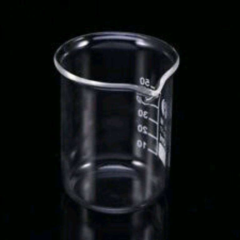 Borosilicate Glass Measuring Cup by Scantrik