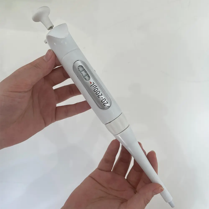 Automatic Adjustable Pipette 20-200µL by Scantrik