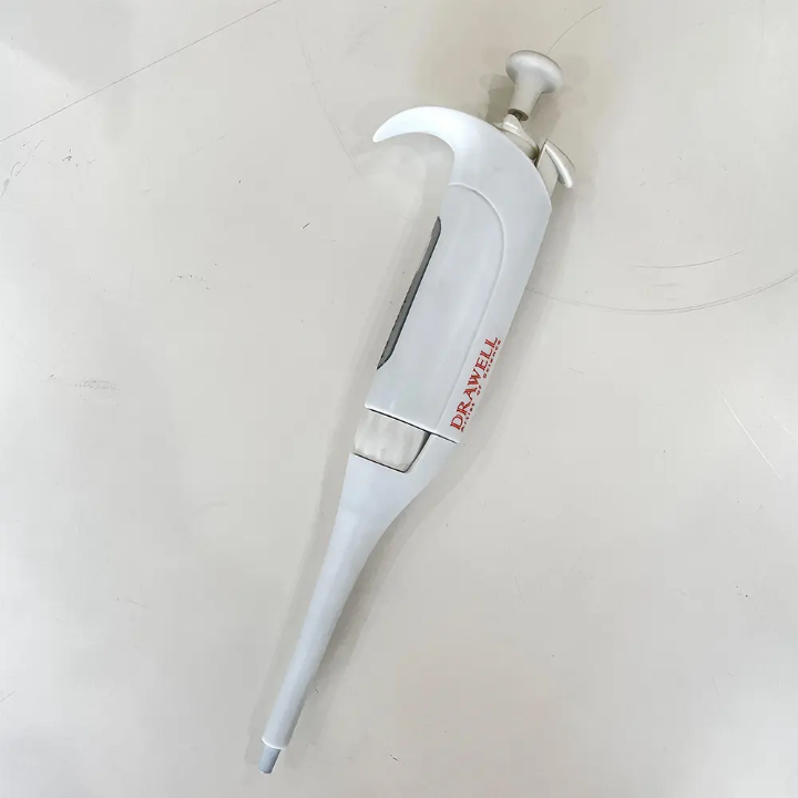 Effortless Adjustable Pipette 20-200µL by Scantrik