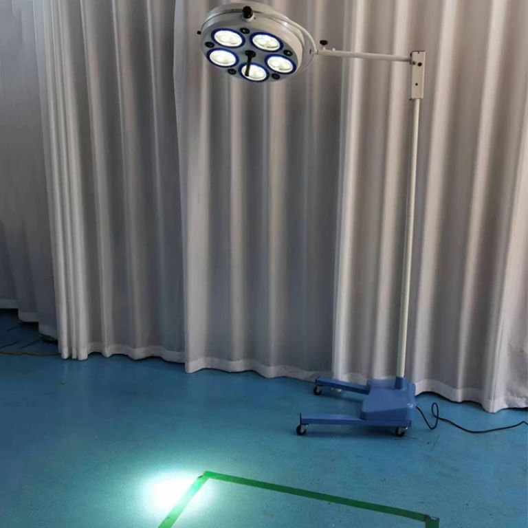 Operating Lamp for Hospital (4 Halogen Bulbs) by Scantrik