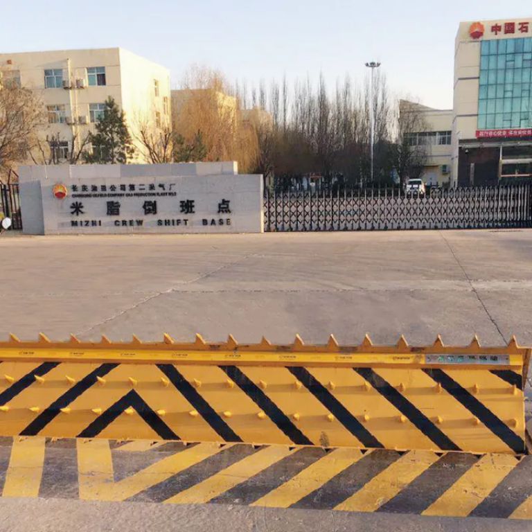 Thickness 3M Standard Hydraulic Road Blocker by Hiphen solutions