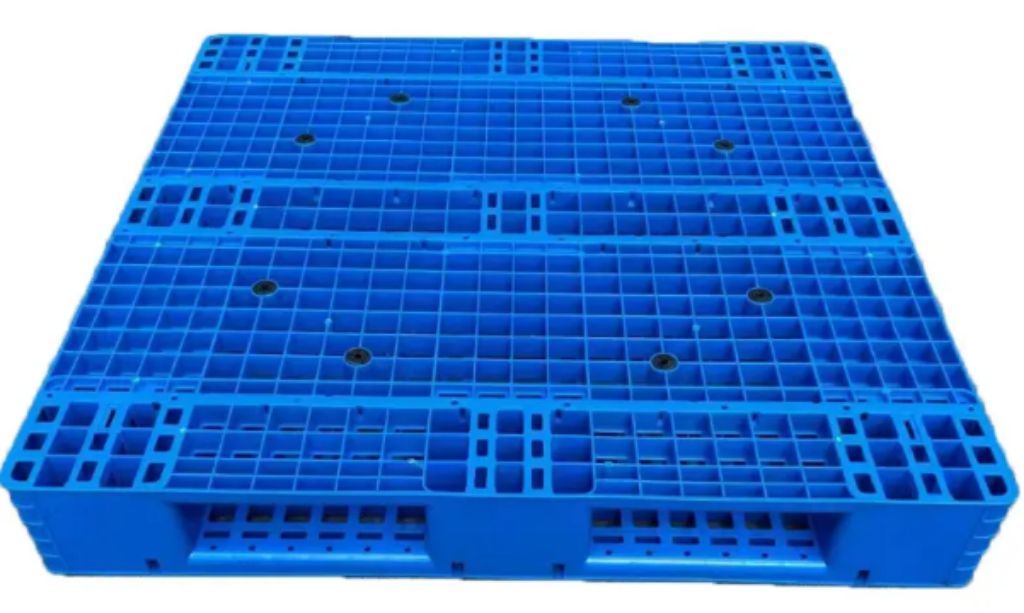 Strong Plastic Shipping Pallet by Scantrik