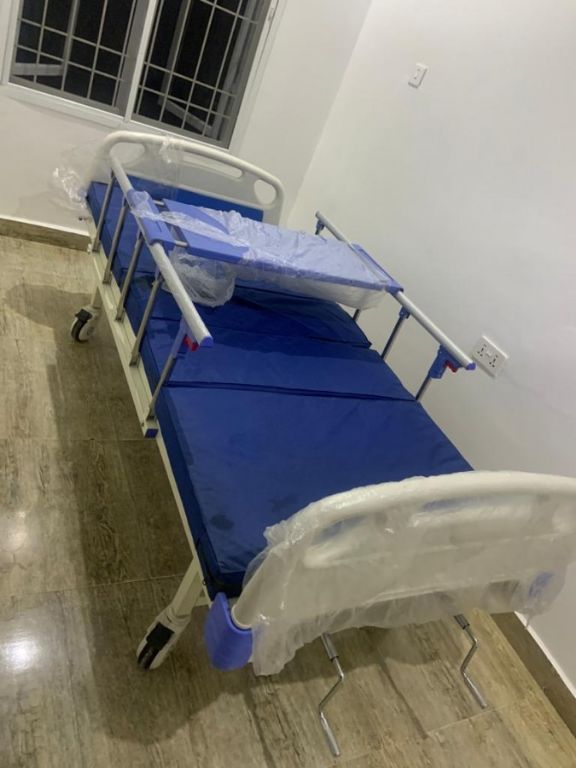 Manual two-crank patient bed by Scantrik