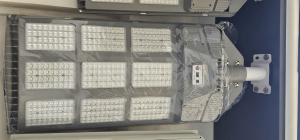 Suntrik 5000W 6500K All In One Solar Street Light by Lumett