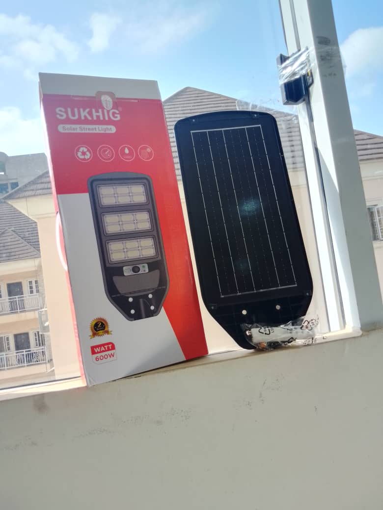 SUKHIG 600W All In One Solar Street Light By Lumett