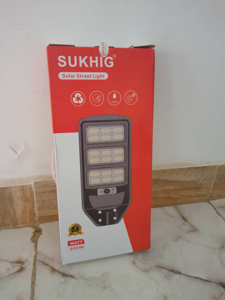 SUKHIG 600W All In One Solar Street Light By Lumett