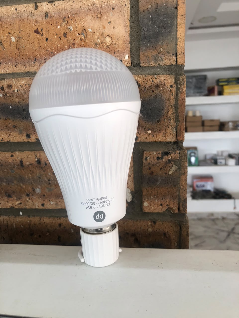 DP 9W Portable Rechargeable LED Bulb – DP-7817By Lumett