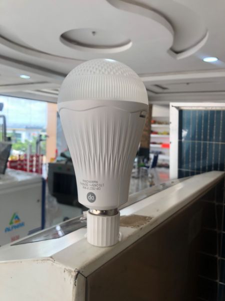 DP 9W Portable Rechargeable LED Bulb – DP-7817 By Lumett
